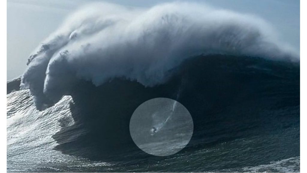 GIANT WAVE IN NAZARE PORTUGAL