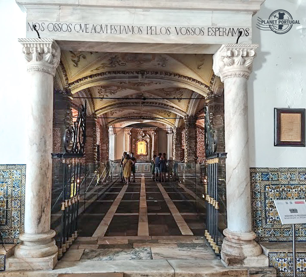 Entrada a la capilla de los huesos en Évora